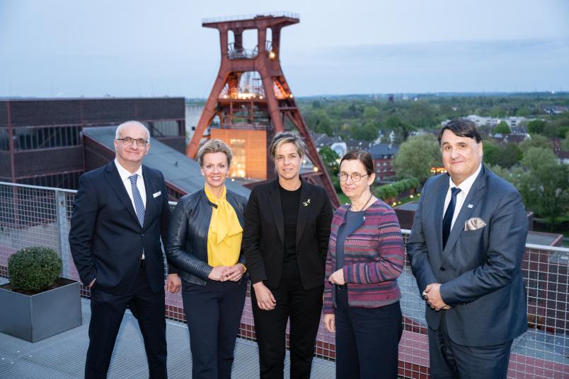 Landesempfang auf Zeche Zollverein in Essen: die Rektor*innen der Ruhrgebietsuniversitäten mit Ministerin Brandes und Mona Neubaur Mitte), stellvertretende Ministerpräsidentin des Landes Nordrhein-Westfalen