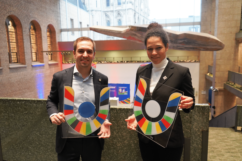 Phillip Lahm und Celia Šašić, Botschafter und Botschafterin der UEFA EURO 2024, stellen gemeinsam das Logo der Volunteer-Kampagne vor.