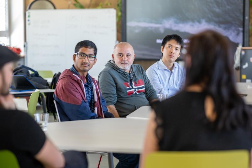 Die Teilnehmenden des Entrepreneurship Exlorer Ruhr 2023 diskutieren am Tisch. 