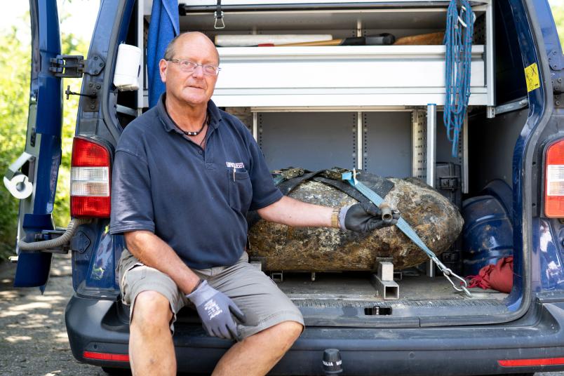 Mann mit gerade entschärfter Bombe