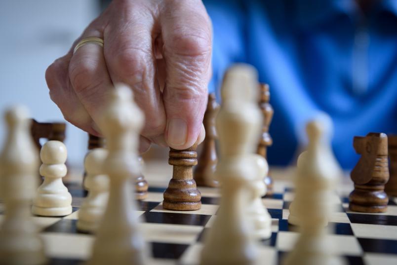 Alte Hand beim Schach spielen