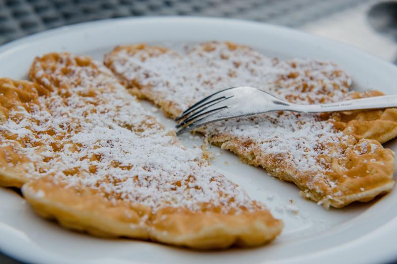Frische gebackene Waffel mit Puderzucker