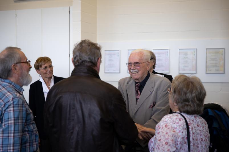 Senioren treffen alten Professor im Hörsaal