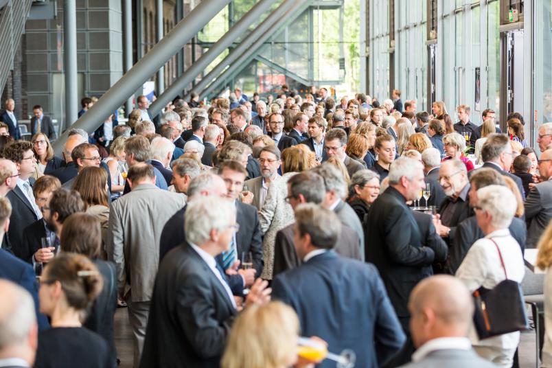 Feierstimmung und Gespräche im Foyer der Jahrhunderthalle