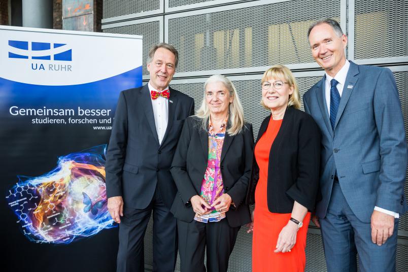 Gruppenbild mit Ministerin und Rektoren (von links): Axel Schölmerich, Isabel Pfeiffer-Poensgen, Ursula Gather, Ulrich Radtke