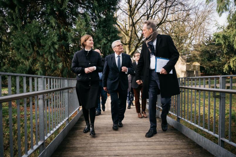 Ankunft in der Situation Kunst der RUB in Bochum-Weitmar: Joachim Gauck (Mitte) mit Rektor Axel Schölmerich und Kuratorin Maria Christine Spiegel
