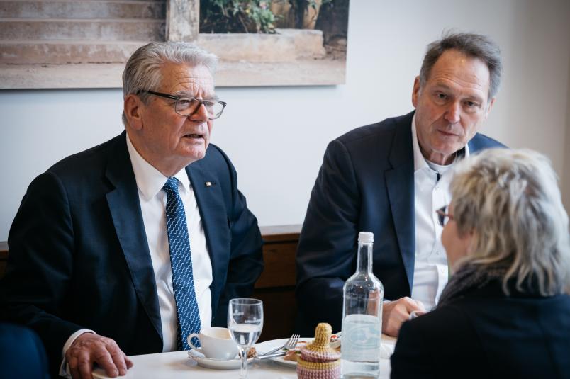 Gastprofessor Gauck und RUB-Rektor Schölmerich im Gespräch mit der Landtagsabgeordneten Carina Gödecke