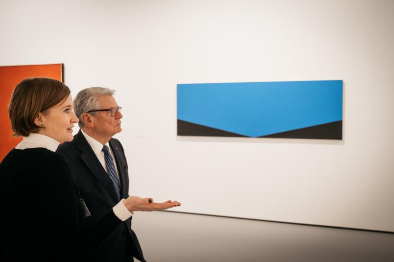 Die derzeit laufende Wechselausstellung im Museum unter Tage liefert „Farbanstöße“, die Gauck sich interessiert erläutern lässt.