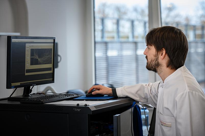 Forscher arbeitet an einem Computer