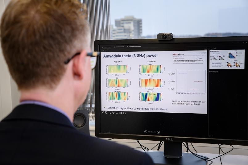 Blick über die Schulter eines Forschers auf eine Ergebnisdarstellung auf einem Monitor