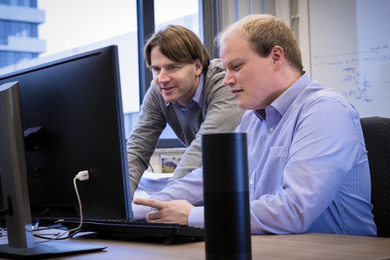 Markus Dürmuth und Maximilian Golla am PC
