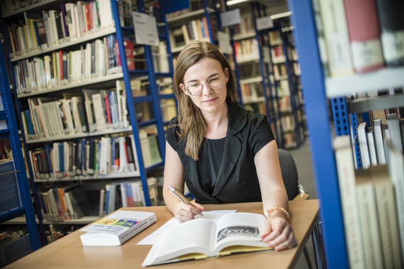 Person in Bibliothek