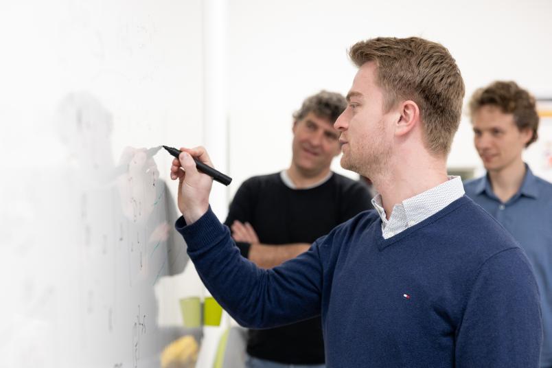 Ein Forscher schreibt an ein Whiteboard