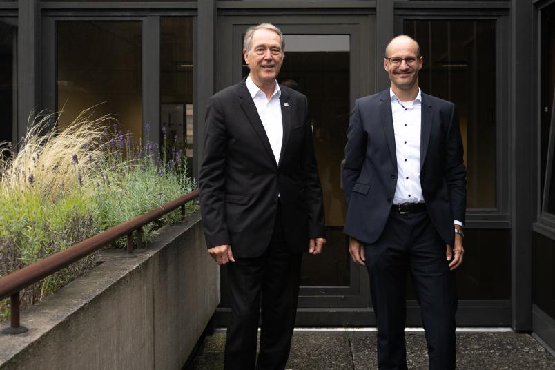 Rektor Axel Schölmerich (links) hat Alexander May zum Gründungsdekan bestellt.