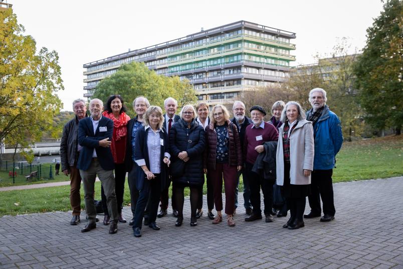 Gruppenbild mit älteren Alumni