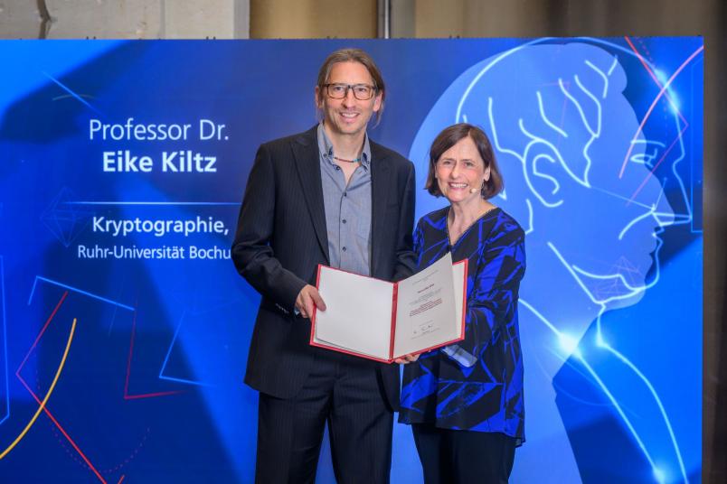 In Berlin sind die Leibniz-Preise 2024 von DFG-Präsidentin Prof. Dr. Katja Becker verliehen worden, hier an Eike Kiltz.