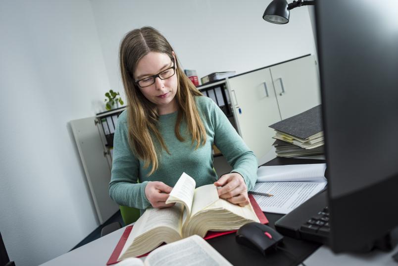 Frau blätter im Buch