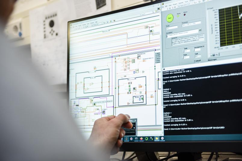 Ein Monitor mit einer Grafik einer komplizierten Schaltung