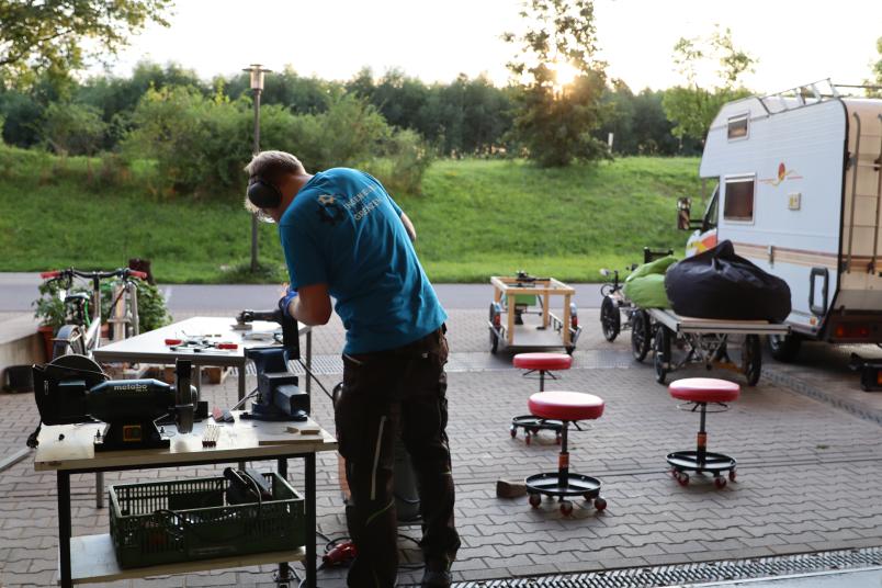 Person arbeitet an Werkbank