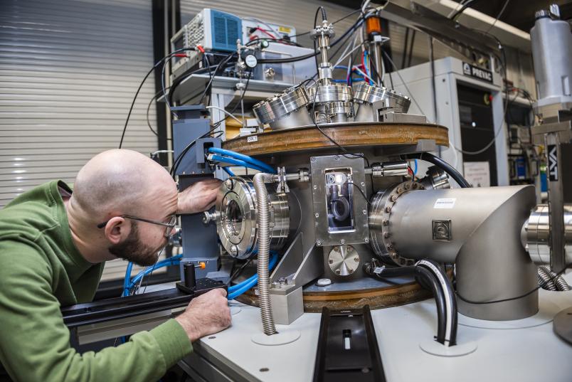 Forscher mit Plasmareaktor