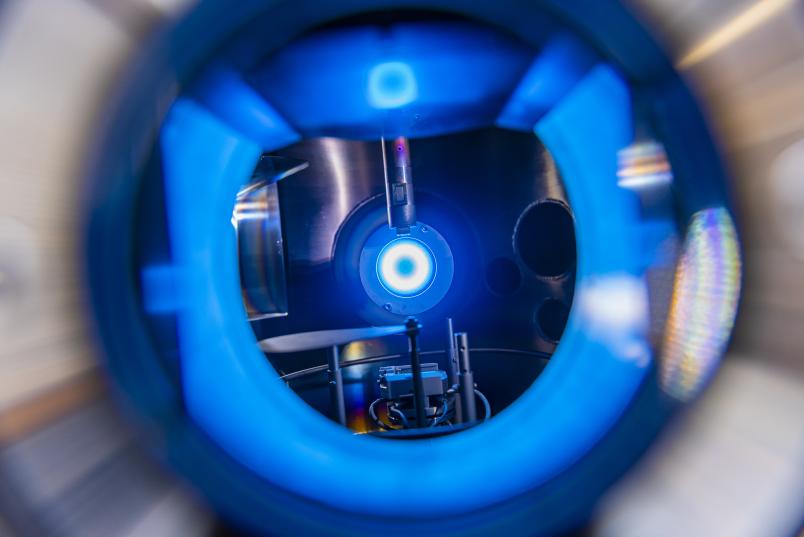 Blau leuchtendes Plasma in einer Metallkammer