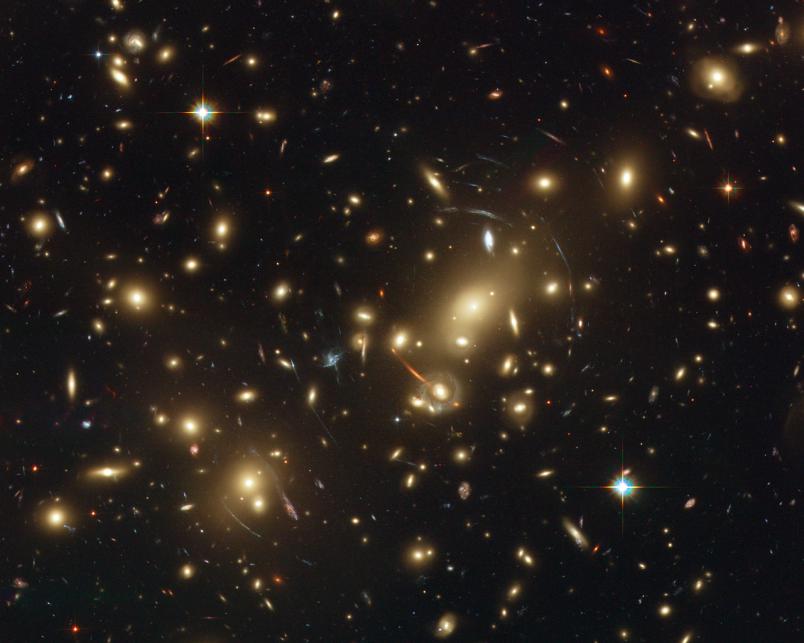 Der Ggravitationslinseneffekt verzerrt die Form von Galaxien.