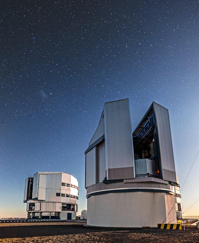 Zwei Teleskope unter einem Sternenhimmel
