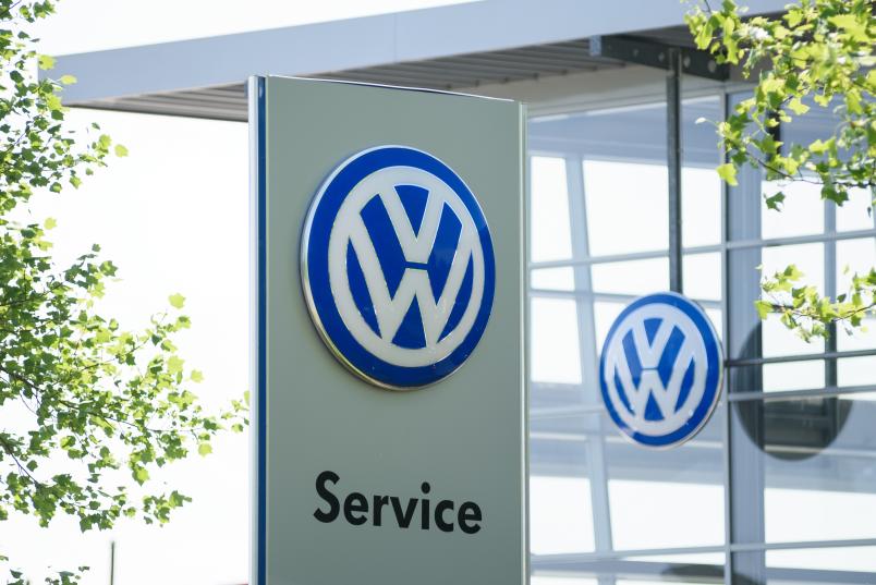 Das Volkswagen-Emblem an einer Servicestation