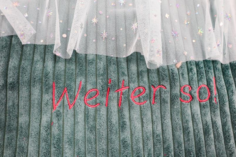 Stoffrest mit Aufschrift "Weiter So!"