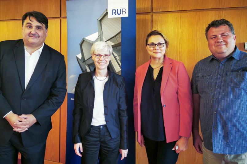 Partner zu Gast an der RUB: Volodymyr Bugrov und Kseniia Smyrnova mit Prorektorin Kornelia Freitag und Martin Paul (von rechts)