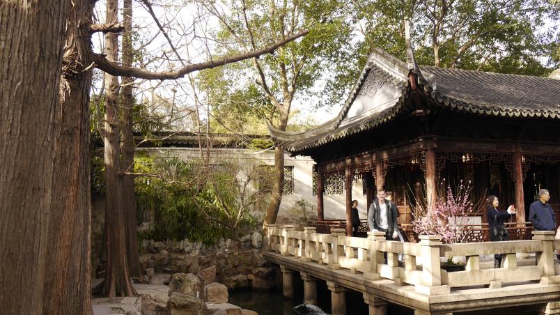 Student in chinesischem Garten