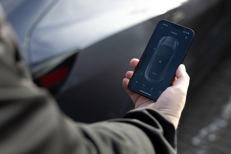Ein Handydisplay mit einer Grafik eines Autos und mehreren Steuerelementen