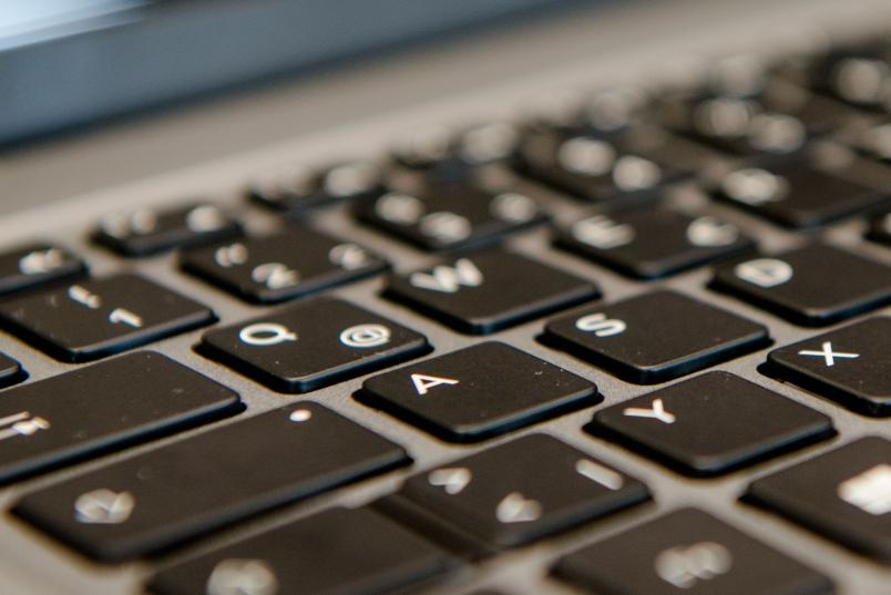 Detailaufnahme von einer Tastatur mit @-Zeichen