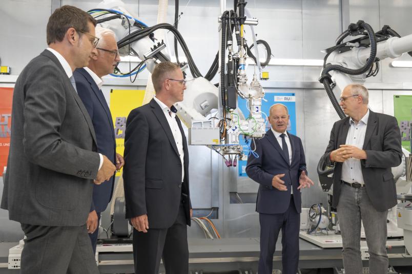 Prof. Dr. Andreas Ostendorf (rechts) erläutert an einer der Stationen die Forschungsarbeiten zum Thema additive Fertigung.