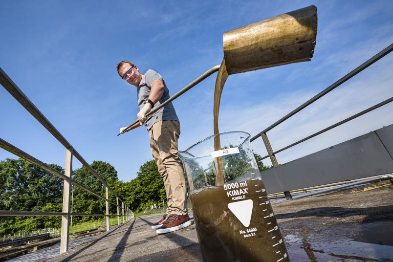 Forscher kippt Becher aus