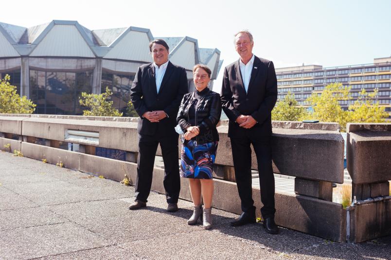 Martin Paul und Kanzlerin Christina Reinhardt mit dem ausgeschiedenen Rektor Axel Schölmerich auf dem Campus der RUB