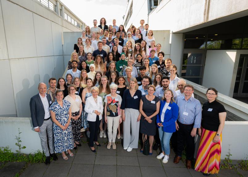 Die Stipendiatinnen und Stipendiaten haben sich an der Ruhr-Universität Bochum getroffen: Gruppenbild