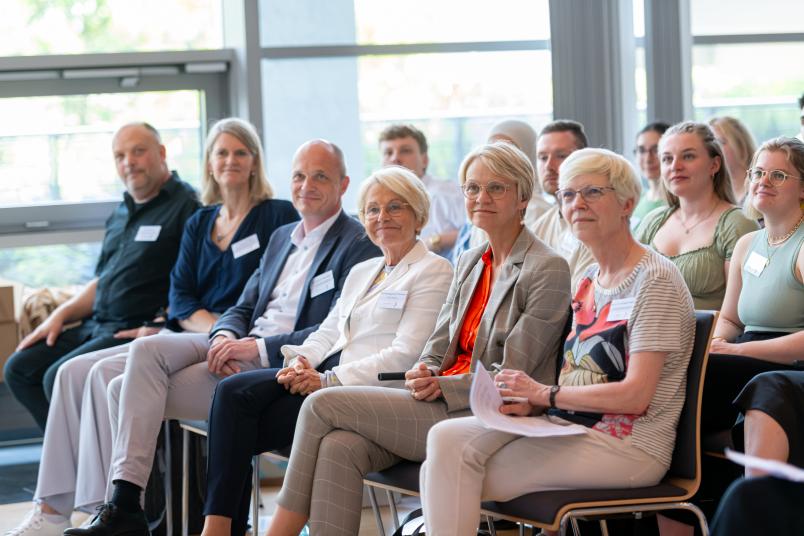 Gastgeberin Prorektorin Kornelia Freitag mit Ministerin und den Spitzen der beiden Stiftungen