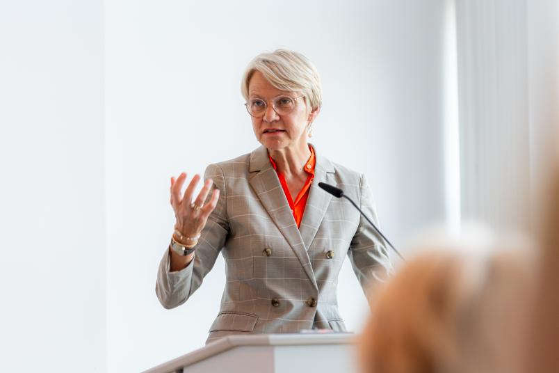 NRW-Schulministerin Dorothee Feller spricht ein Grußwort