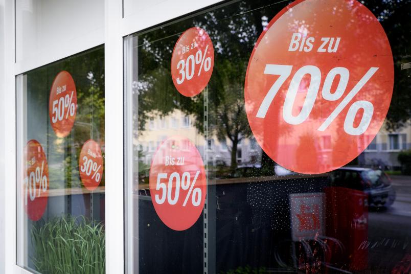 Schaufenster mit Rabattzeichen