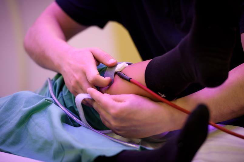 menschlicher Arm verkabelt