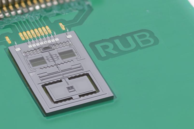 Ein Chip auf grüner Platine mit einem RUB-Schriftzug