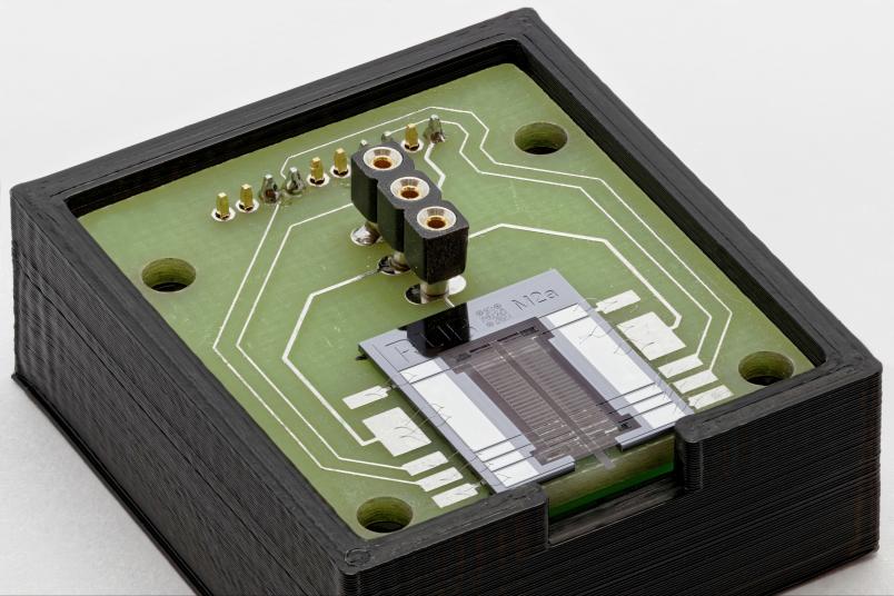 Ein Kasten mit Platine und einer Art Mikrochip