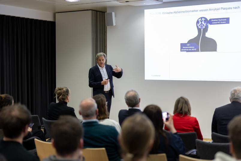 Klaus Gerwert erläutert den Gästen etwas in einer Präsentation
