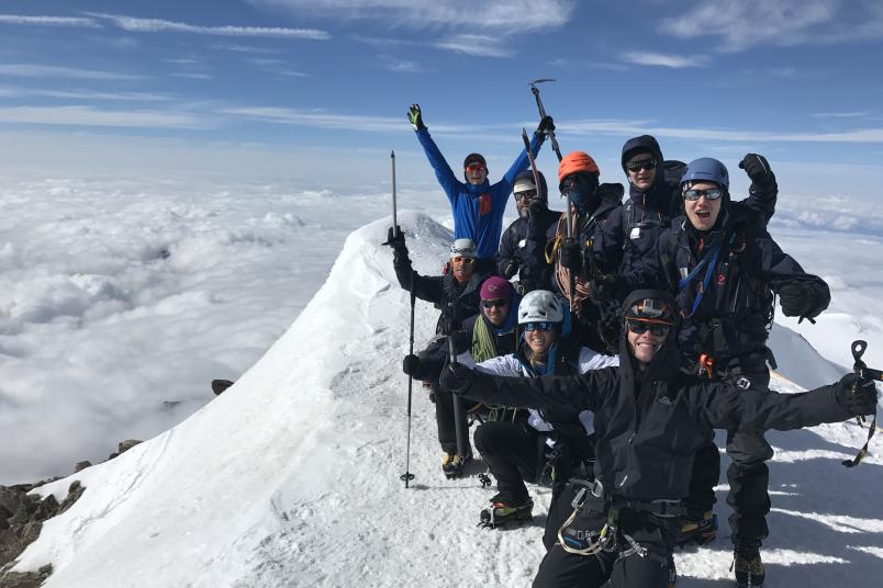 Studierende auf einem schneebedeckten Berg
