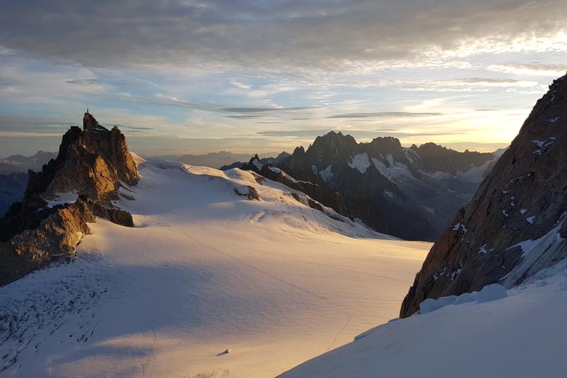Sonnenlicht auf schneebedecktem Berg