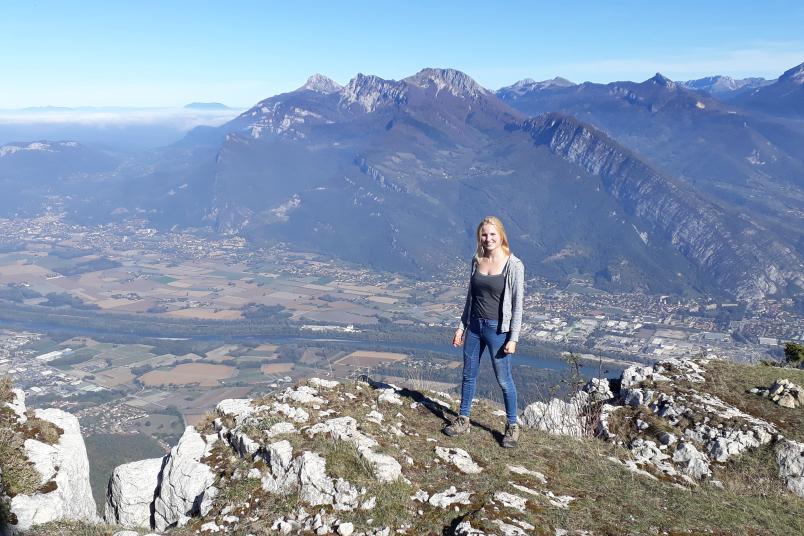 Junge Frau in den Bergen