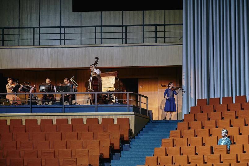 Im fiktiven Weltparlament erklingt Musik von vertriebenen Künstlern – viele der Kompositionen sind im Konzentrationslager Theresienstadt entstanden.
