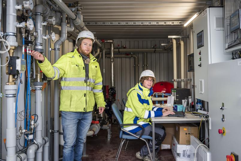 Stefan Klein (links) und Mathias Nehler bei Inbetriebnahme der Anlage in der Technikzentrale.