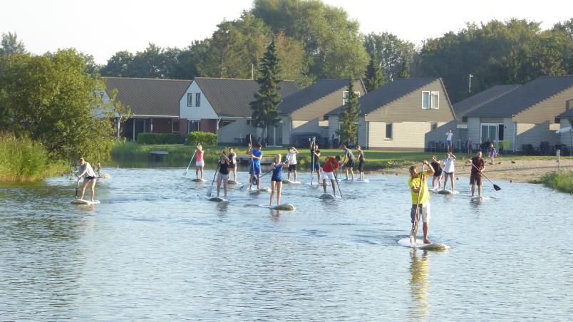Menschen auf Surfbrettern